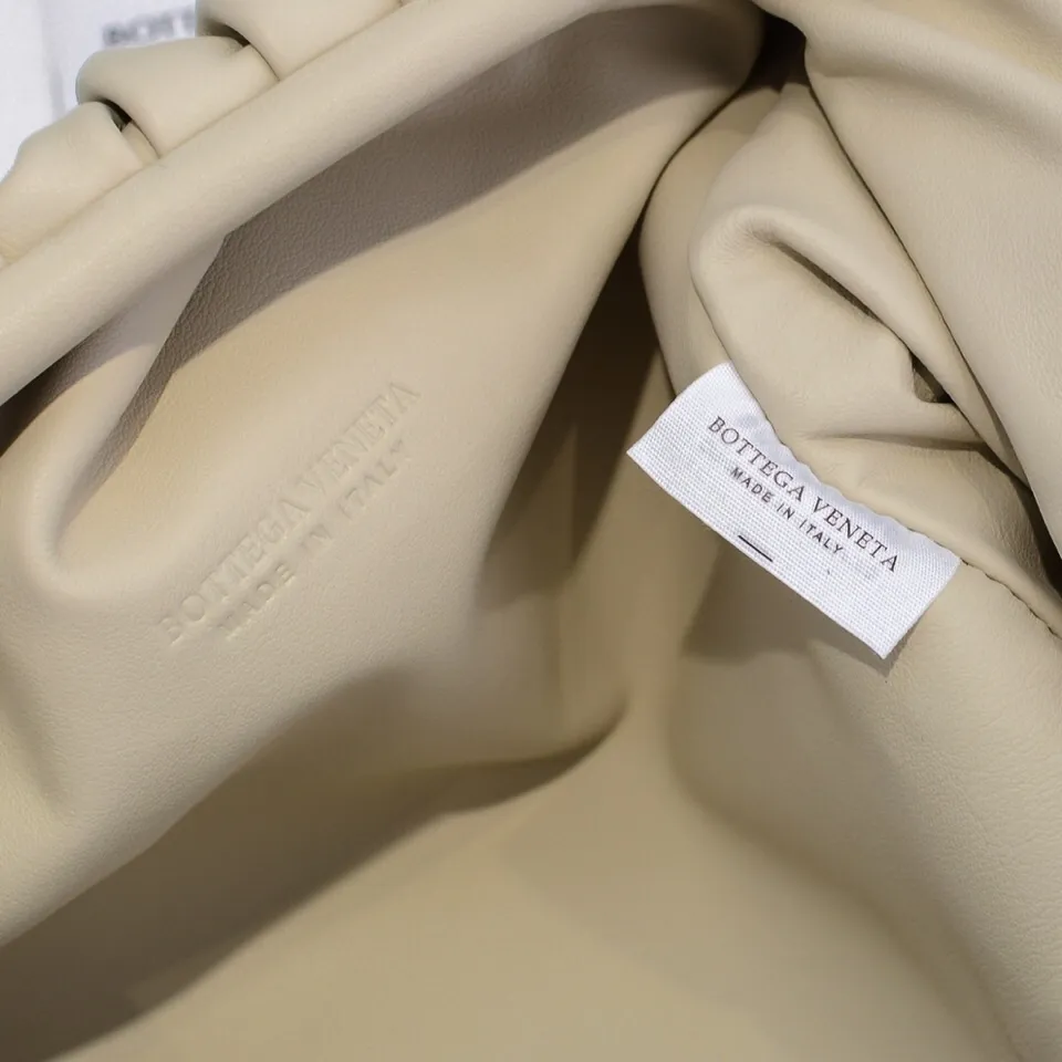 Batch 1660 Bottega Veneta cloud bag ☁️POUCH series original plain calfskin, super low-key and attractive, soft and casual, major Internet celebrity bloggers are crazy about calling it fashionable and classy, ​​lazy and intellectual Large size: 38x20x8.5cm (large cloud plain) off-white